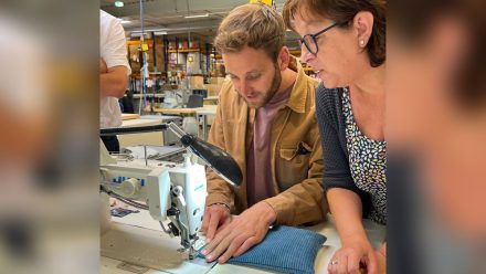 Leon Windscheid sitzt für einen guten Zweck an der Nähmaschine. (obr/jmk/spot)