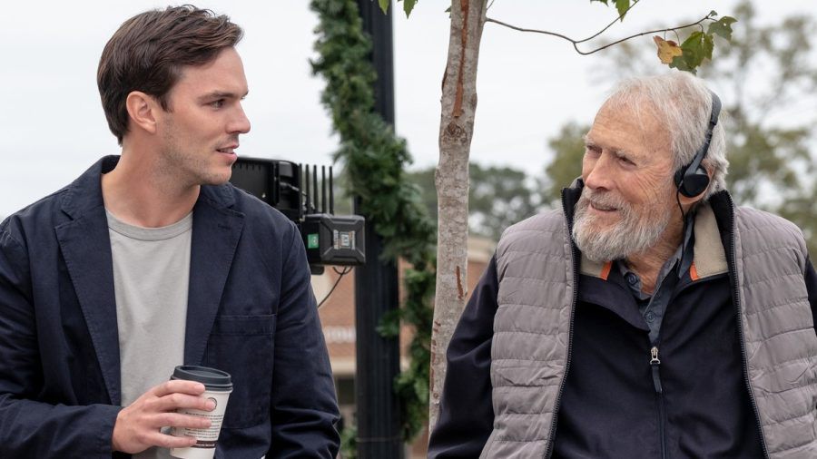 Clint Eastwood (r.) und Nicholas Hoult bei den Dreharbeiten zu "Juror #2". (lau/spot)