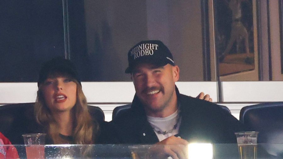 Taylor Swift und Travis Kelce verfolgen ein Baseballspiel im "Yankee Stadium". (hub/spot)