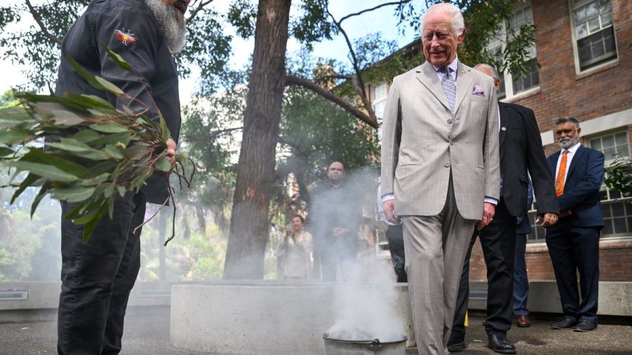 König Charles III. nahm in Sydney an einer traditionellen Feuerzeremonie teil. (lau/spot)