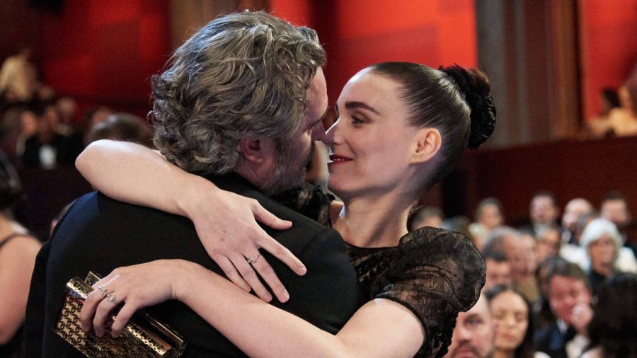 Selten zeigen sie sich öffentlich so vertraut: Als Joaquin Phoenix 2020 den Oscar für seinen "Joker" erhielt, beglückwünschte ihn Rooney Mara herzlich. (ae/spot)