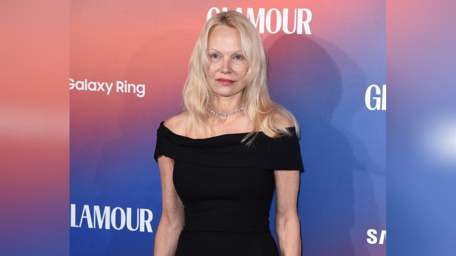 Pamela Anderson auf dem Red Carpet der "Glamour Women of the Year"-Awards in London. (the/spot)