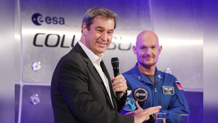 Markus Söder (l.) an der Seite des deutschen Astronauten Alexander Gerst. (stk/spot)