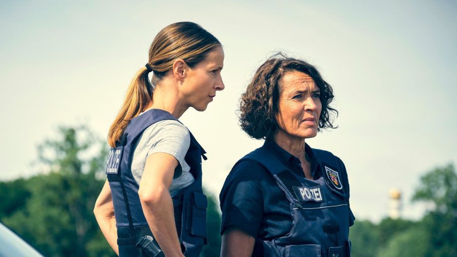 "Tatort: Dein gutes Recht": Lena Odenthal (Ulrike Folkerts, r.) und Johanna Stern (Lisa Bitter) fürchten eine gefährliche Eskalation ihrer Ermittlung. (eyn/spot)