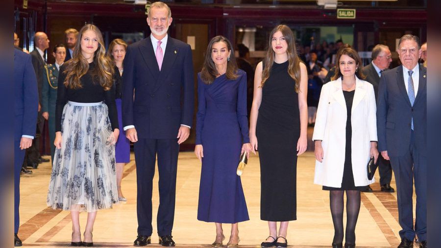 V.l.n.r.: Prinzessin Leonor, König Felipe, Königin Letizia und Prinzessin Sofia beim Konzert zum Prinzessin-von-Asturien-Preis. (mia/spot)