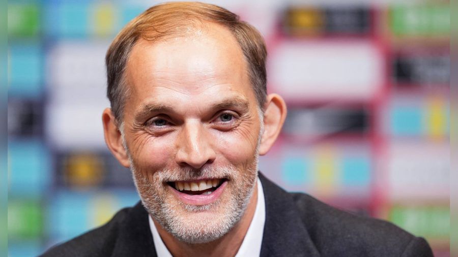 Thomas Tuchel zeigt sich bei der Vorstellung bestens gelaunt. (jök/spot)