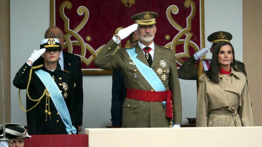 Hier hatten sie noch ein Dach: Prinzessin Leonor (links), König Felipe und Königin Letizia von Spanien. (mia/spot)