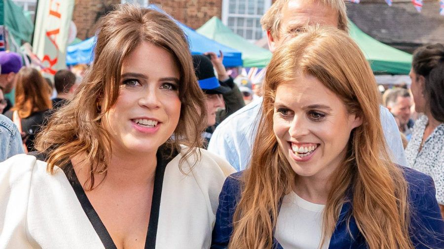 Prinzessin Eugenie (l.) und Prinzessin Beatrice geben sich schwesterlichen Rat. (ili/spot)