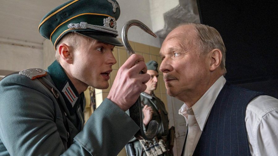 Hagen von Strelow (Ludwig Simon, li.) stellt sich in "Tatort: Murot und das 1000-jährige Reich" gegen seinen Vorgesetzten Friedrich Rother (Ulrich Tukur). (eyn/spot)