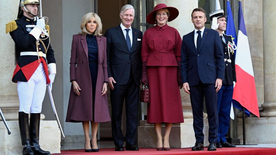 Auftakt zum belgischen Staatsbesuch bildete eine gemeinsame Kranzniederlegung von Brigitte Macron, König Philippe, Königin Mathilde und Emmanuel Macron (v.l.n.r.). (eyn/spot)