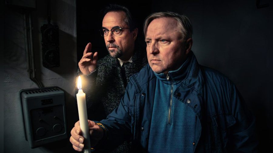 "Tatort: Man stirbt nur zweimal": Hauptkommissar Thiel (Axel Prahl, r.) und Professor Boerne (Jan Josef Liefers) durchsuchen das Wohnhaus der Witwe. (ili/spot)