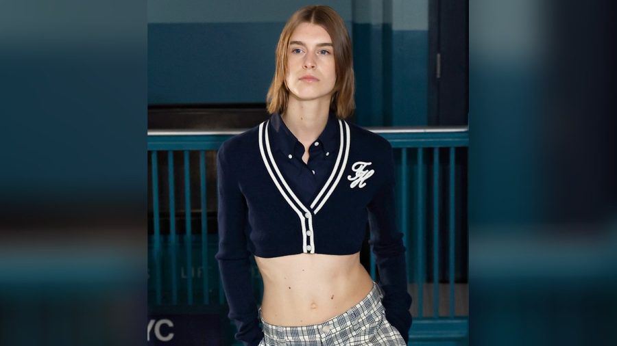 Tommy Hilfiger bringt das Polohemd für Sommer 2025 in der Crop-Top-Variante auf den Laufsteg. (the/spot)