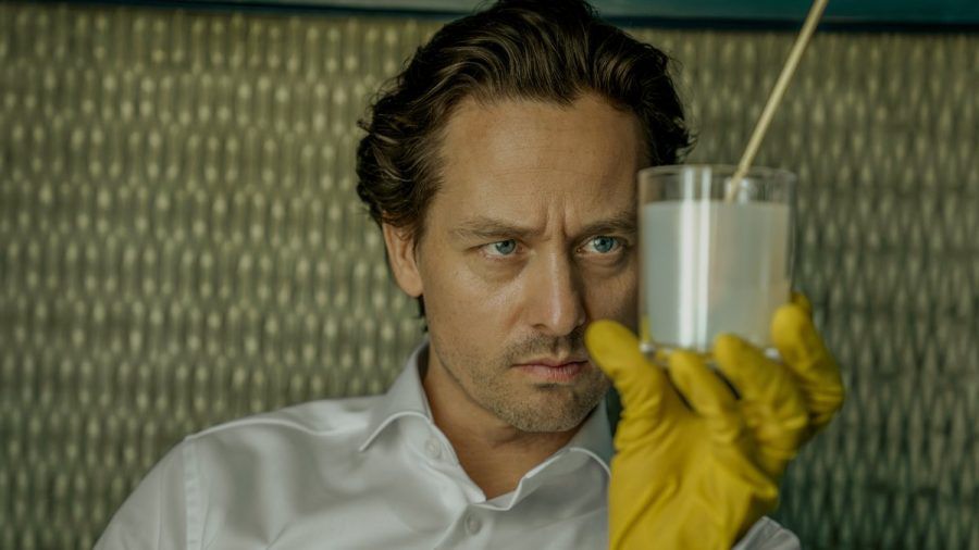 Tom Schilling verkörpert in der neuen Netflix-Serie "Achtsam Morden" einen Anwalt, der Achtsamkeitstechniken zweckentfremdet. (lau/spot)