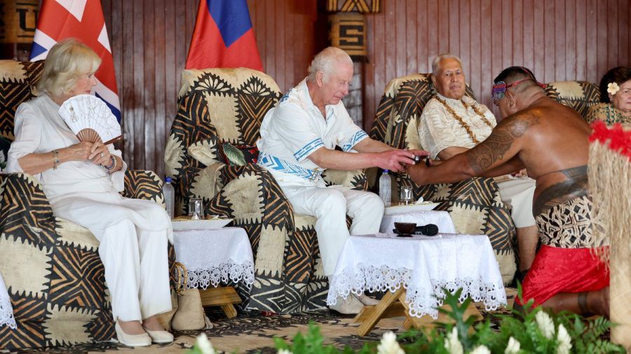 Camilla und Charles bei der Zeremonie in Apia. (jom/spot)