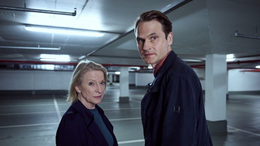 "Tatort: Trotzdem": Paula Ringelhahn (Dagmar Manzel) und Felix Voss (Fabian Hinrichs) in der Tiefgarage. (eyn/spot)