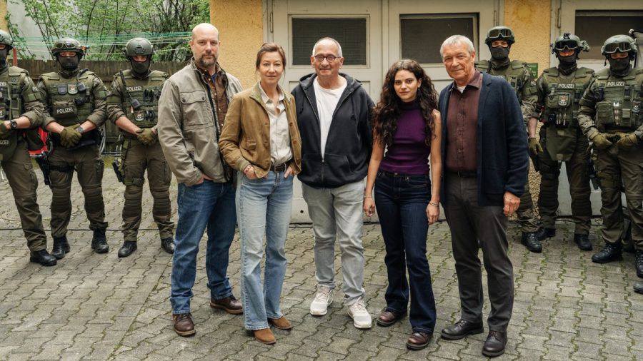 Das Team von "Polizeiruf 110: Jenseits des Rechts" (v. l.): Stephan Zinner, Johanna Wokalek, Regisseur Dominik Graf, Emma Preisendanz und Michael Roll. (eyn/spot)