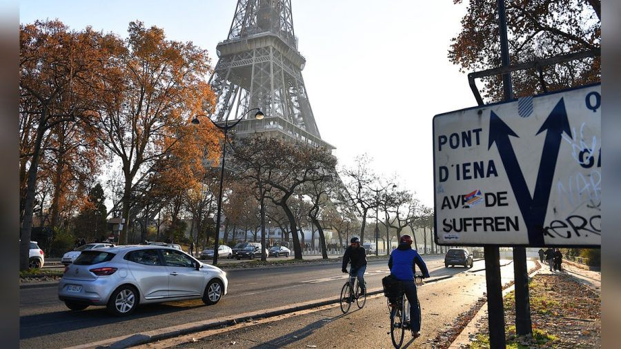 Mit dem Auto nach Paris zu reisen, wird ab sofort teurer - zumindest wenn man mit dem SUV auf einen Parkplatz im Zentrum angewiesen ist. (the/spot)