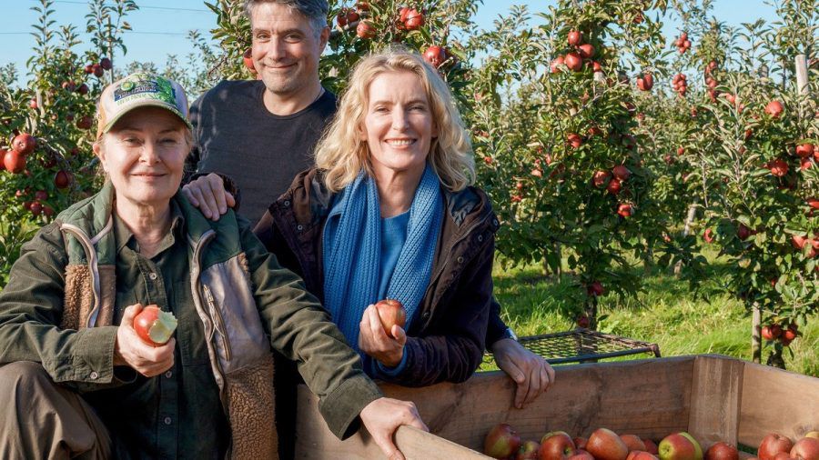 Maria Furtwängler bei den Dreharbeiten zum "Tatort: Königin" mit Regisseur Johannes Naber und Lina Wendel (l.). (lau/spot)