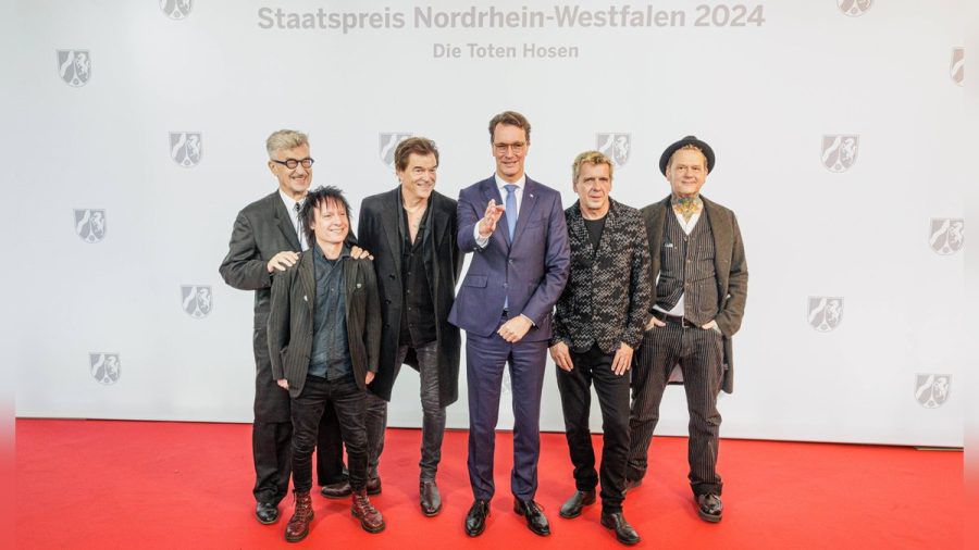 Die Toten Hosen mit Nordrhein-Westfalens Ministerpräsident Hendrik Wüst. (ncz/spot)