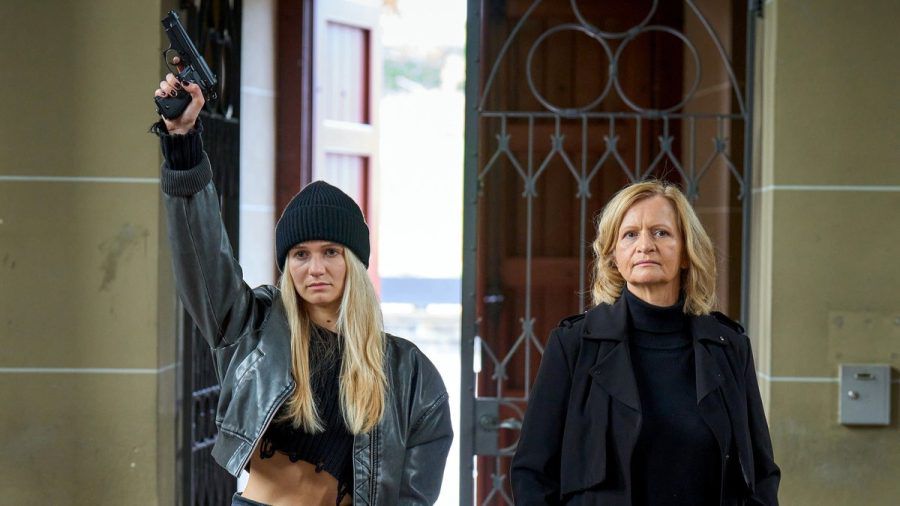 "Mord mit Aussicht: Tag der Abrechnung": Michelle Amsel (Leonie Wesselow, l.) und Gisela Rösler (Johanna Gastdorf) dringen während eines Gottesdienstes in die Hengascher Kirche ein. (cg/spot)