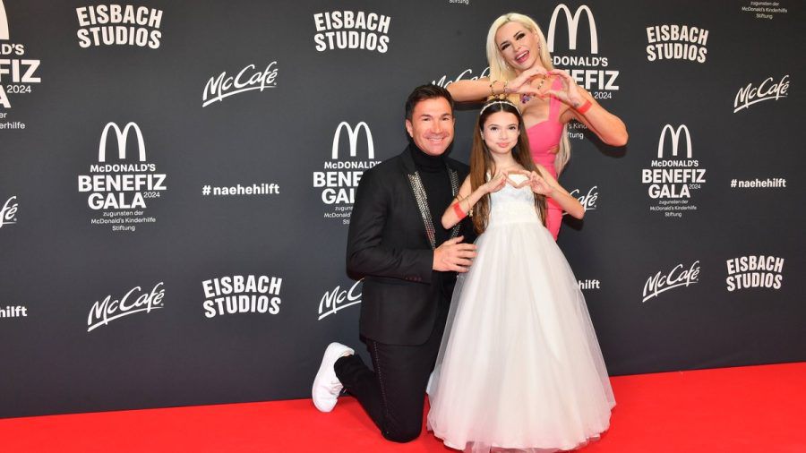 Sophia Cordalis durfte bei der McDonald's Benefizgala zum ersten Mal mit ihren Eltern Lucas Cordalis und Daniela Katzenberger auf den roten Teppich. (eyn/spot)