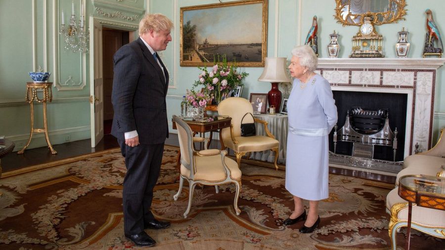 Boris Johnson will wissen, woran die Queen wirklich starb. (ili/spot)