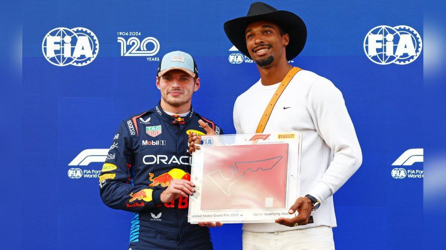 Leo Neugebauer (r.) übergibt Max Verstappen den Sprint-Qualifying-Award in Austin. (dr/spot)