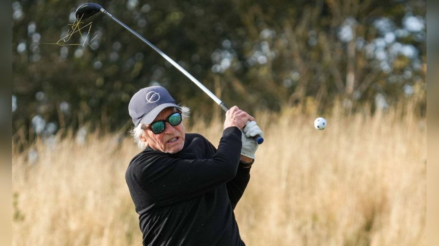 Michael Douglas beim Golfen in Kingsbarns. (jom/spot)