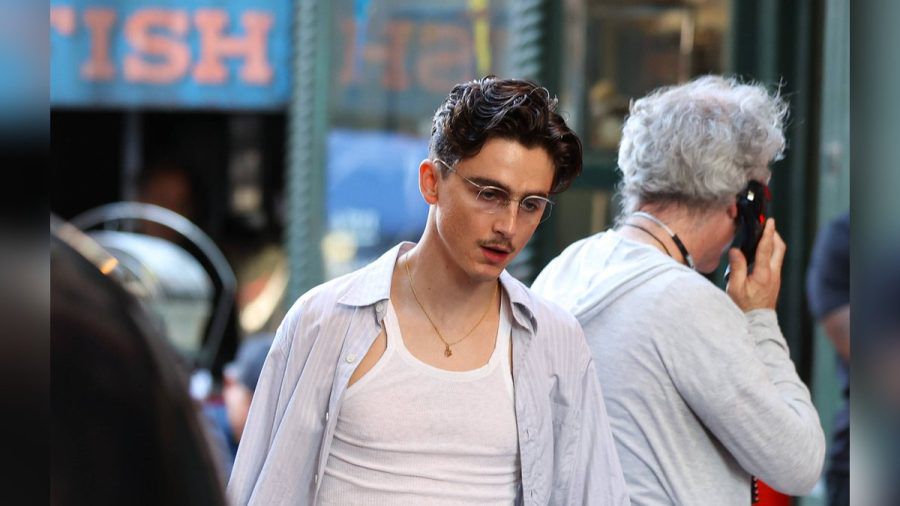 Untypisches Outfit: Timothée Chalamet am Set von "Marty Supreme". (smi/spot)