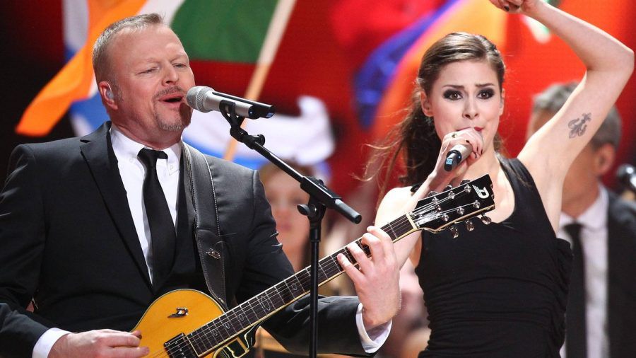 Stefan Raab und Lena Meyer-Landrut auf der Bühne des ESC 2011 in Düsseldorf. (lau/spot)