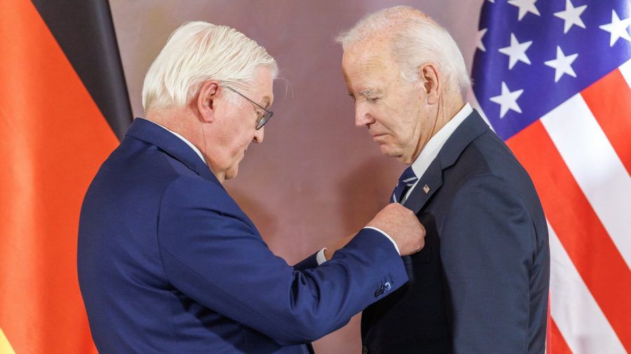 Bundespräsident Steinmeier zeichnet US-Präsident Biden mit der höchsten deutschen Ehrung, der Sonderstufe des Großkreuzes des Verdienstordens der Bundesrepublik Deutschland, aus. (hub/spot)