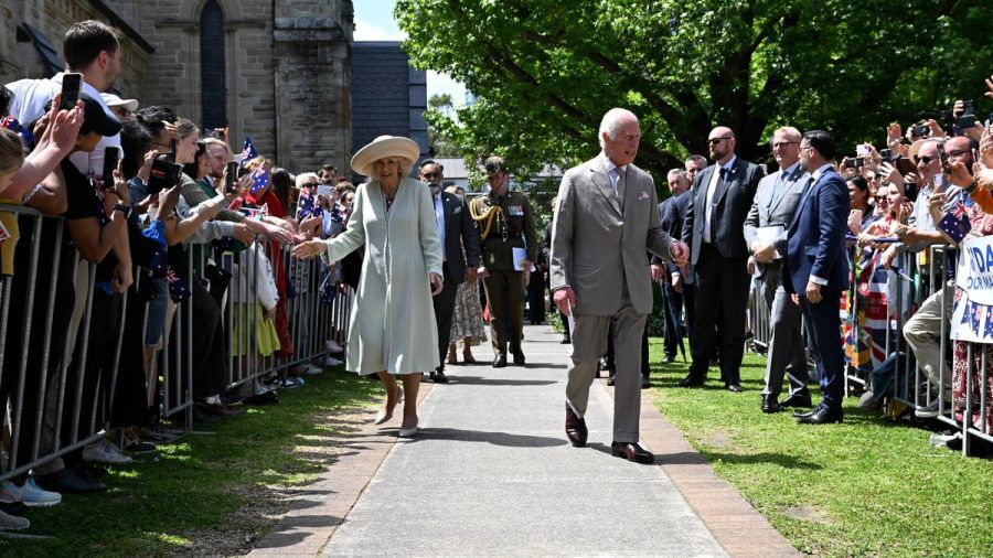 König Charles III. und Königin Camilla nach dem Gottesdienst. (wue/spot)