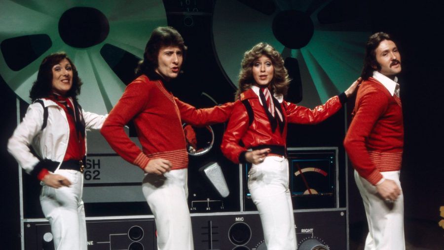 Nicky Stevens, Lee Sheriden, Sandra Stevens und Martin Lee (v.l.) von Brotherhood of Man während eines Auftritts in den 1970ern. (wue/spot)