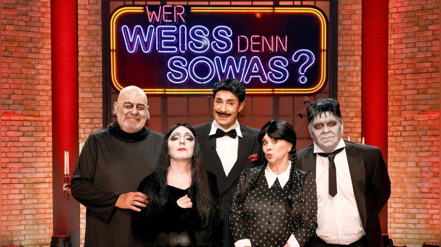 Kai Pflaume (m.), Bernhard Hoëcker (2.v.l.) und Elton (r.) begrüßen an Halloween Harry Wijnvoord (l.) und Marijke Amado (2.v.r.). (wue/spot)