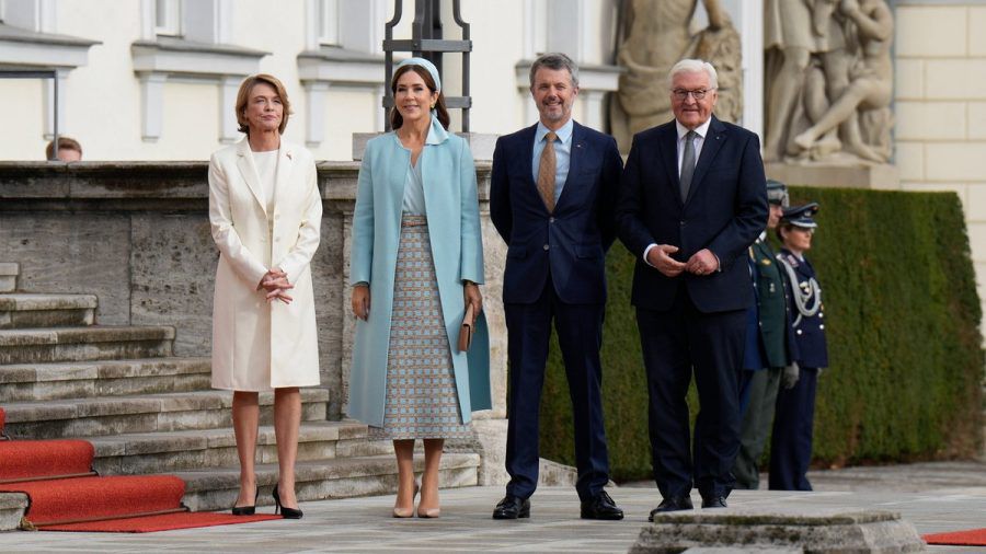 Elke Büdenbender, Königin Mary, König Frederik X. und Frank-Walter Steinmeier (v.l.) auf Schloss Bellevue. (ncz/spot)