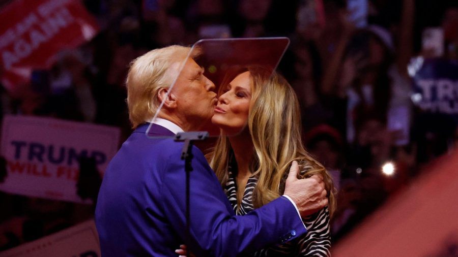 Ein angedeutetes Küsschen hinter dem Teleprompter: Melania und Donald Trump in New York City. (stk/spot)