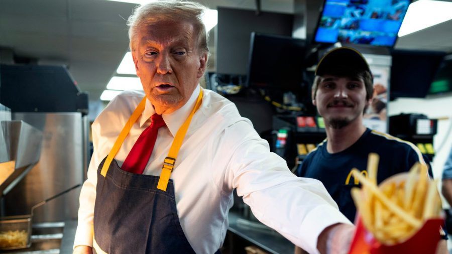 Donald Trump arbeitet in einem Fast-Food-Restaurant in Pennsylvania. (ili/spot)