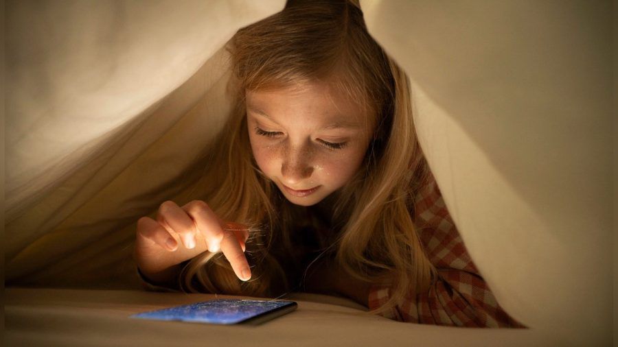 Früher musste man heimlich mit der Taschenlampe im Bett lesen. Heute leuchten die Smartphones von alleine. (elm/spot)