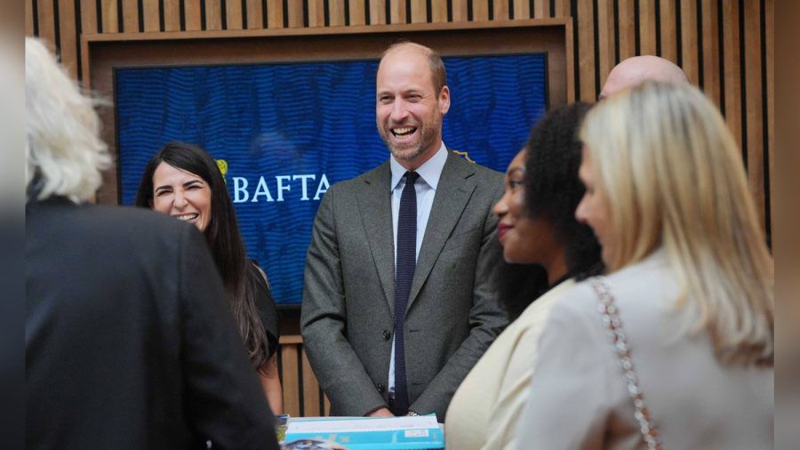 Sichtlich gut gelaunt fachsimpelte Prinz William auf dem Doppelevent in London. (stk/spot)