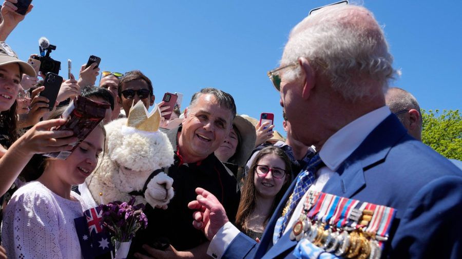 König Charles hat in der australischen Hauptstadt Canberra Bekanntschaft mit dem Alpaka Hephner gemacht, das die Monarchie unterstützt. (the/spot)