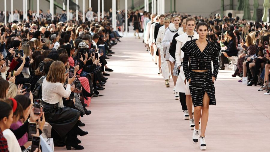 Die Chanel-Show war wie immer eines der Highlights der Fashion Week in Paris: Diese Trends vom Laufsteg für 2025 wollen alle jetzt schon tragen. (the/spot)