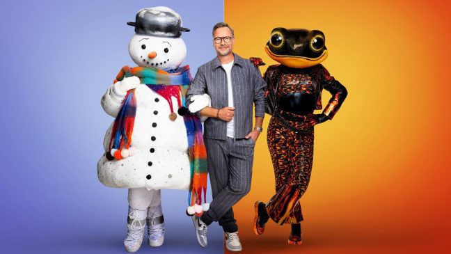 Der Schneemann und der Feuersalamander wollen "The Masked Singer", präsentiert von Matthias Opdenhövel (Mitte), in Staffel elf gewinnen. (jom/spot)