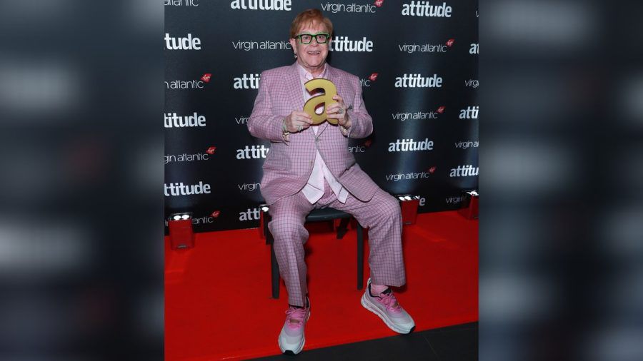 Elton John nahm zum Fotoshooting bei den Attitude Awards auf einem Stuhl Platz. (dr/spot)