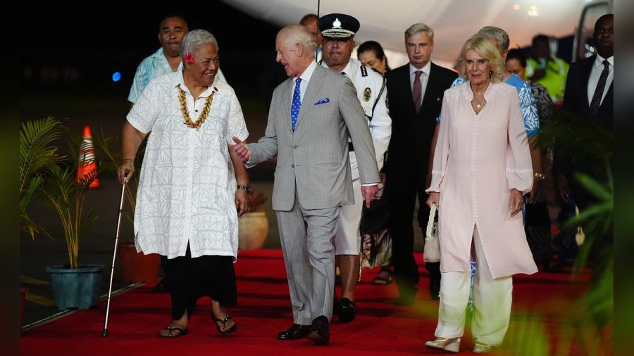 Charles und Camilla wurden von Premierministerin Fiamē Naomi Mataʻafa (l.) auf Samoa begrüßt. (ili/spot)