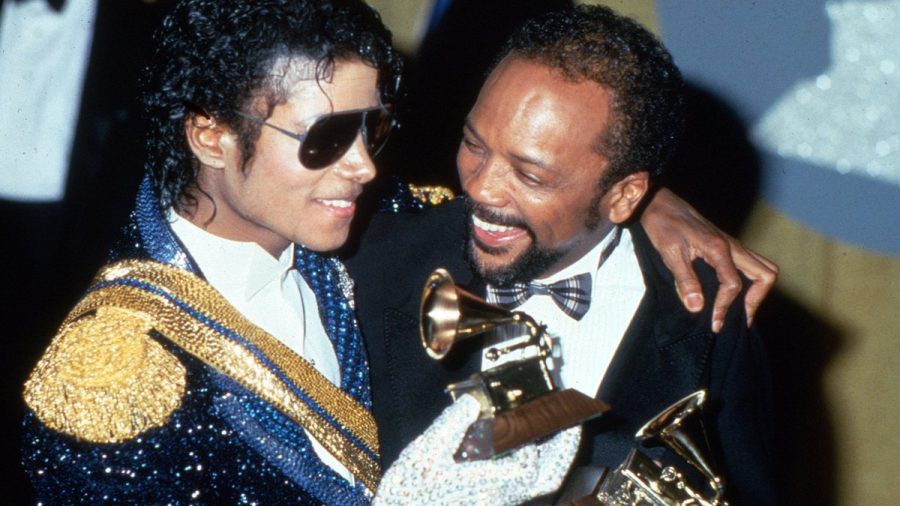 Michael Jackson (l.) und Quincy Jones mit zwei ihrer Grammys für "Thriller". (smi/spot)