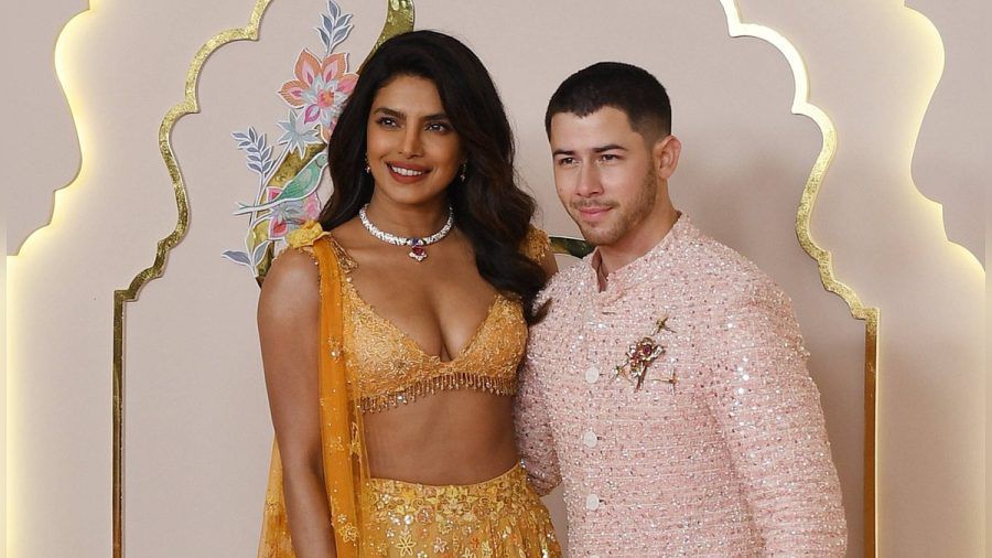 Schönes Paar: Im Sommer 2024 glänzten Priyanka Chopra und Nick Jonas bei der XXL-Hochzeit von Milliardärs-Spross Anant Ambani und Radhika Merchant in Mumbai. (ae/spot)