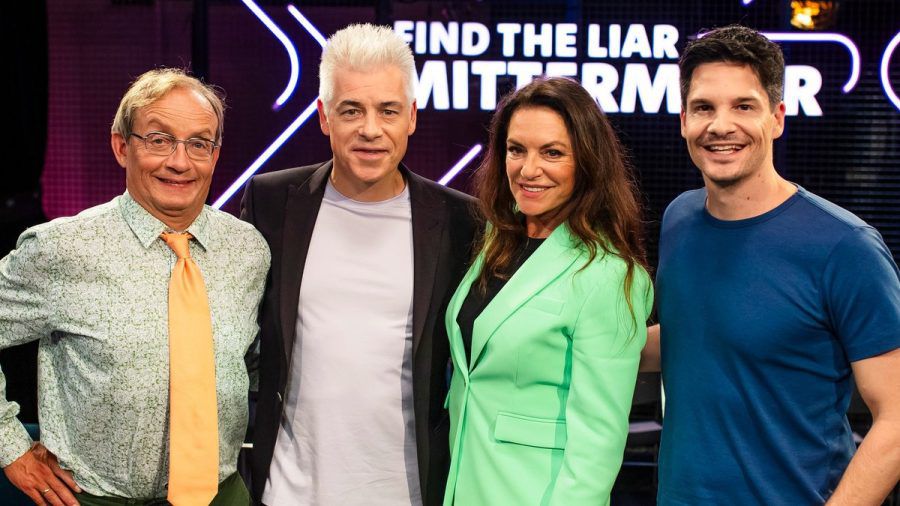 Auftaktsendung der neuen Rateshow "Find The Liar, Mittermeier" mit (v.l.) Wigald Boning, Gastgeber Michael Mittermeier, Christine Neubauer und Alain Frei. (ili/spot)