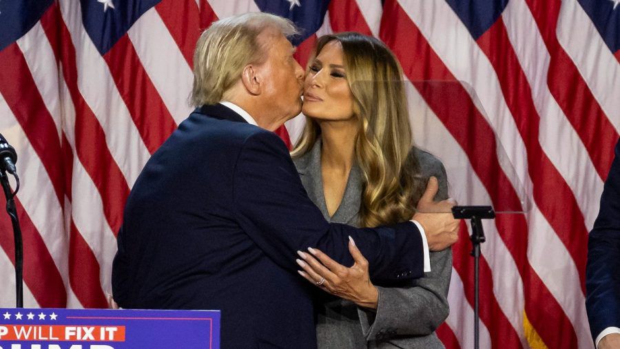 Melania Trump begleitete ihren Mann Donald Trump zur Wahl-Party in Palm Beach, bei der er sich zum Sieger erklärte. (the/spot)