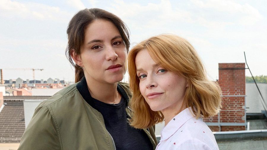 Das neue Kiel-Team, Kommissarin Mila Sahin (Almila Bagriacik) und Polizeipsychologin Elli Krieger (Karoline Schuch, r.), steigt mit der Doppelfolge "Tatort: Unter Freunden / Unter Feinden" ein. (ili/spot)