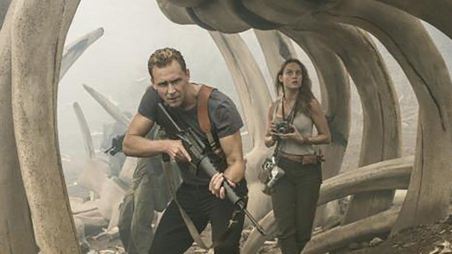 "Kong: Skull Island": James Conrad (Tom Hiddleston, l.) und Mason Weaver (Brie Larson) legen sich mit dem Riesenaffen an. (cg/spot)